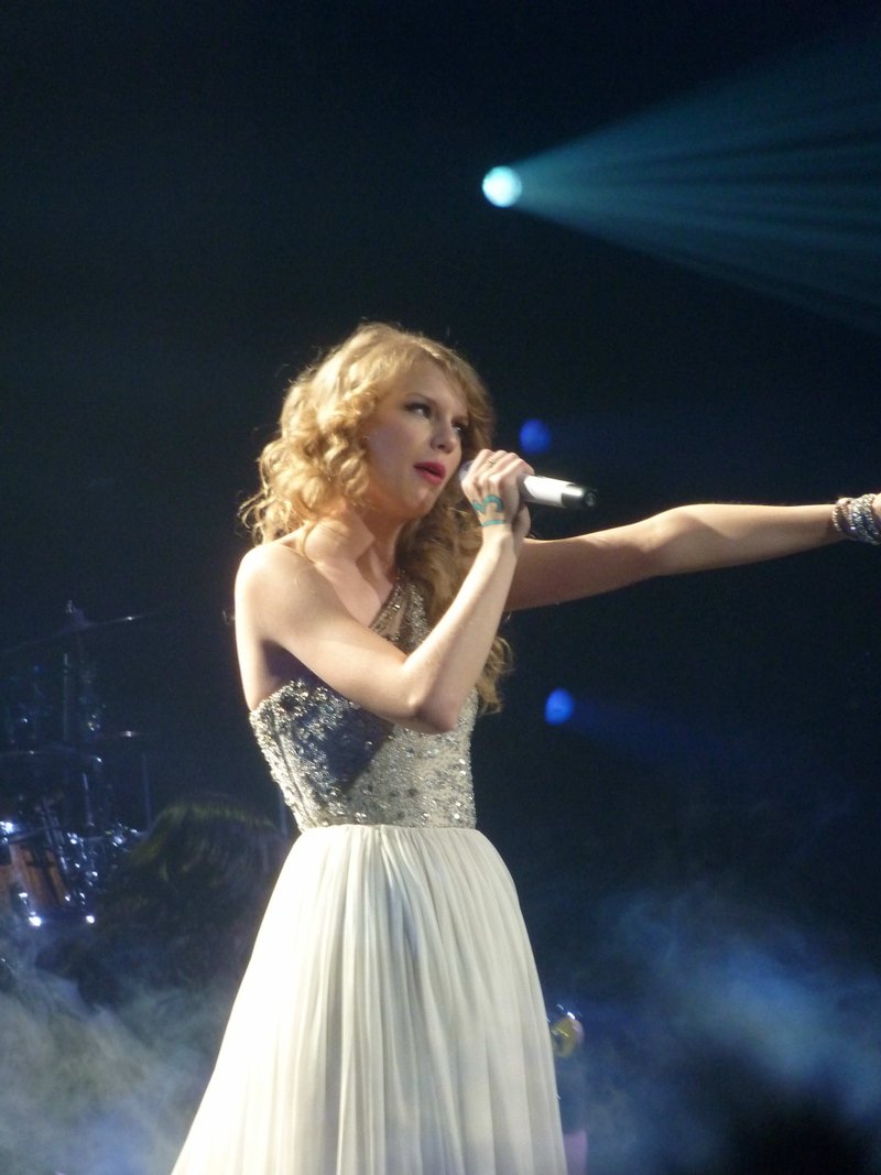 Taylor Swift — March 17 - Paris, France — photo 29