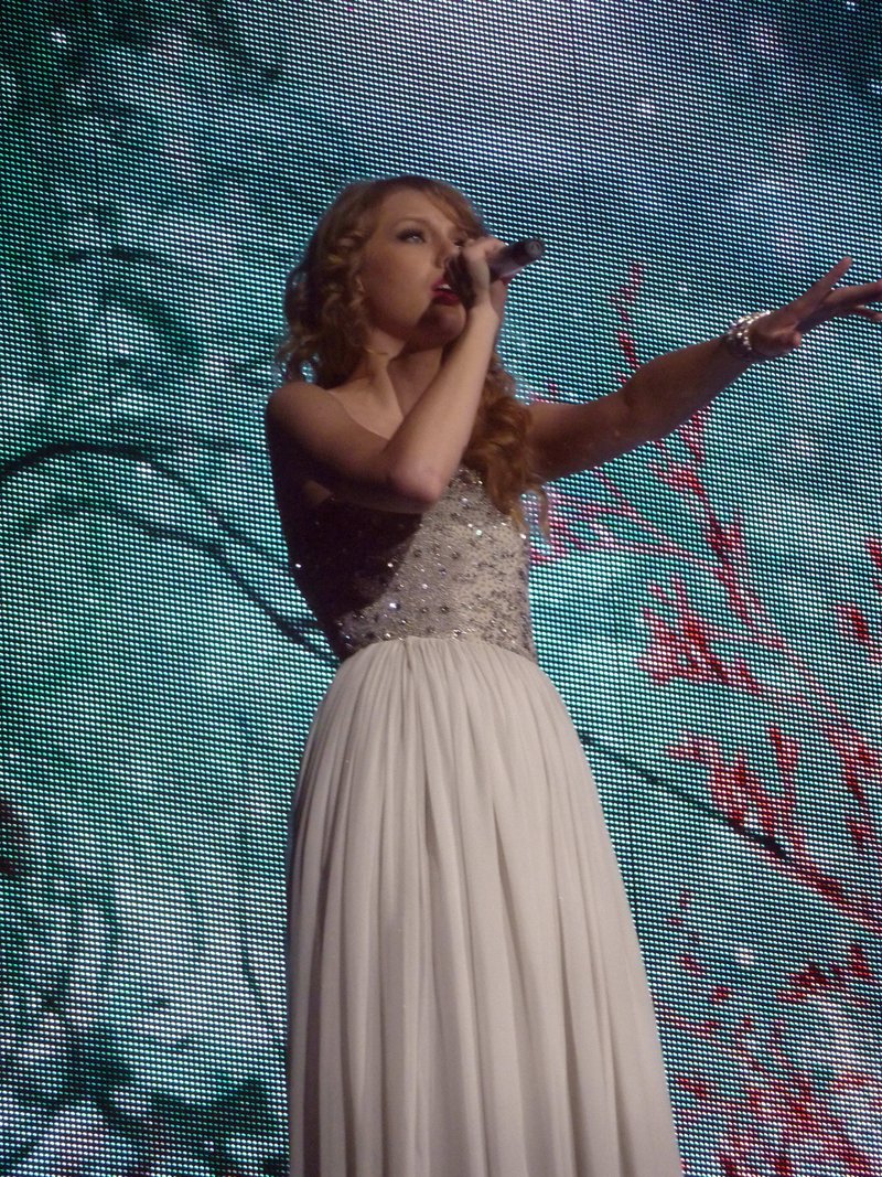 Taylor Swift — March 17 - Paris, France — photo 36