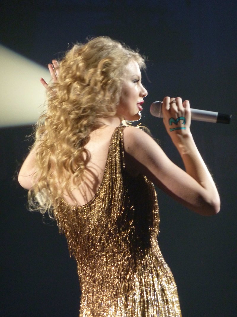 Taylor Swift — March 17 - Paris, France — photo 38