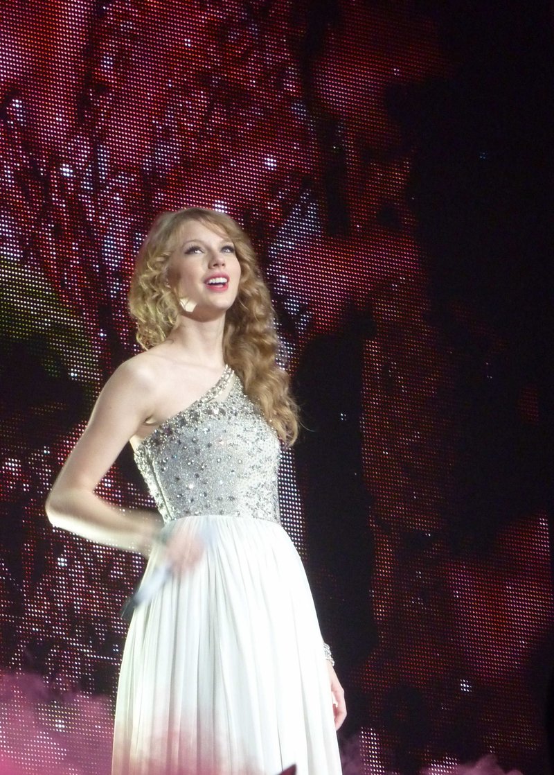 Taylor Swift — March 17 - Paris, France — photo 40