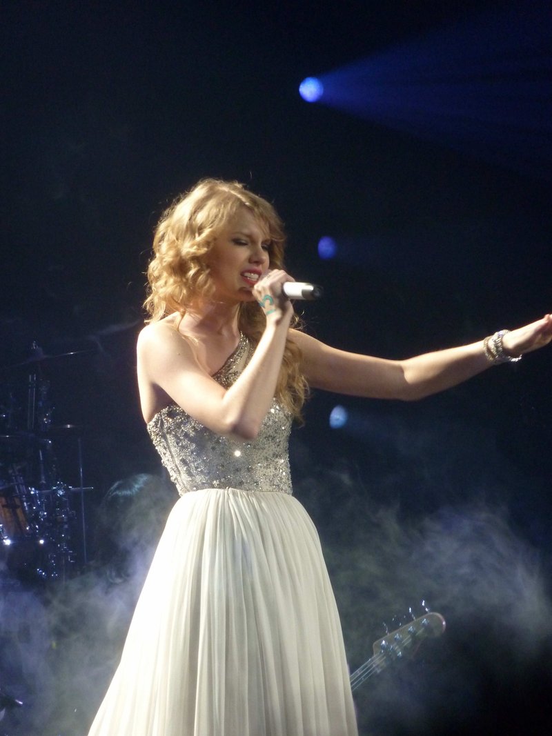 Taylor Swift — March 17 - Paris, France — photo 41