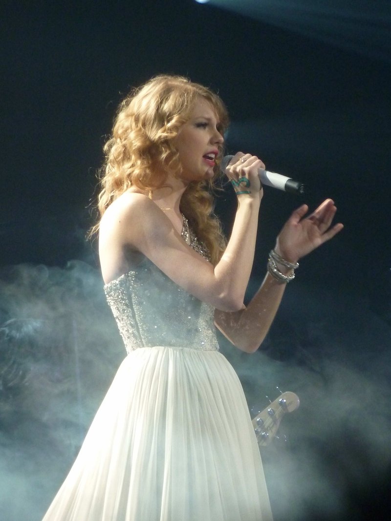 Taylor Swift — March 17 - Paris, France — photo 42