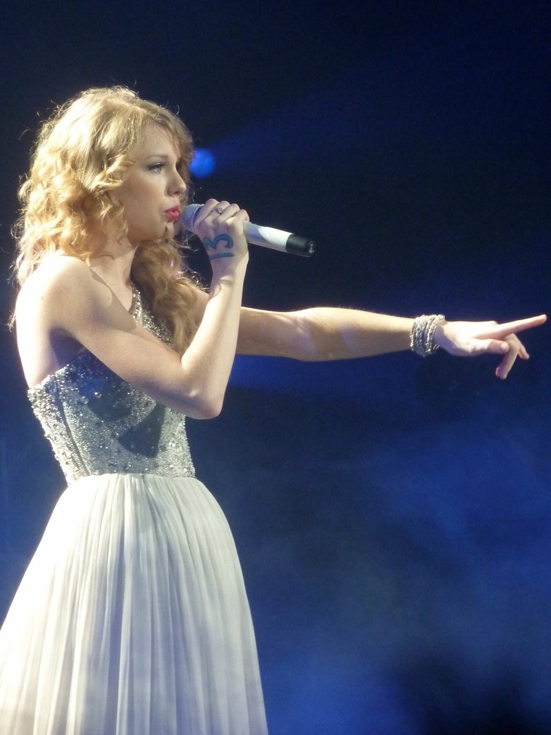 Taylor Swift — March 17 - Paris, France — photo 43