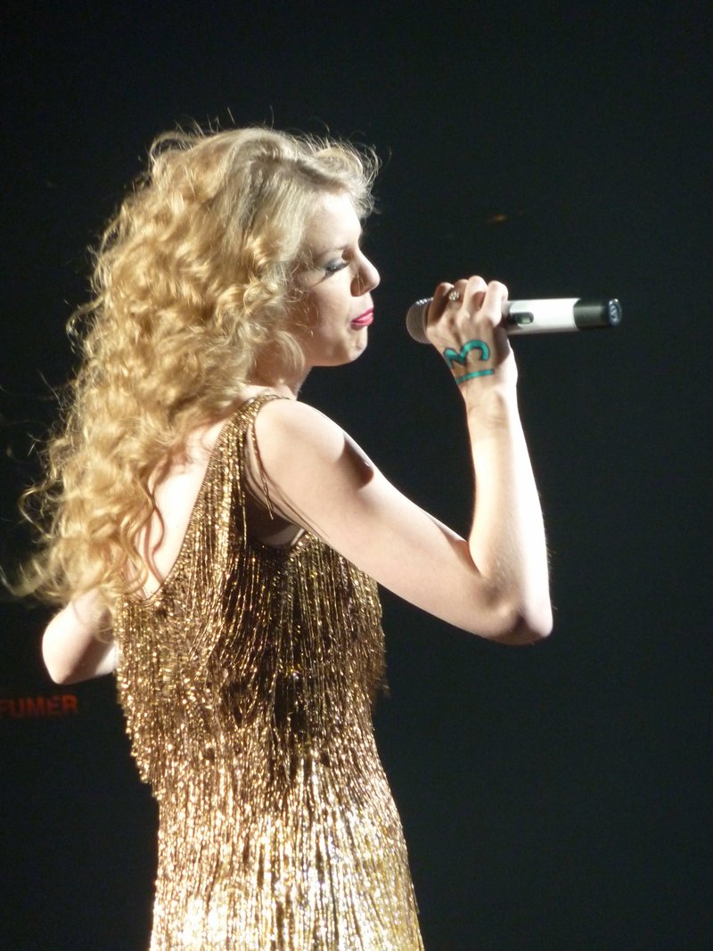 Taylor Swift — March 17 - Paris, France — photo 50