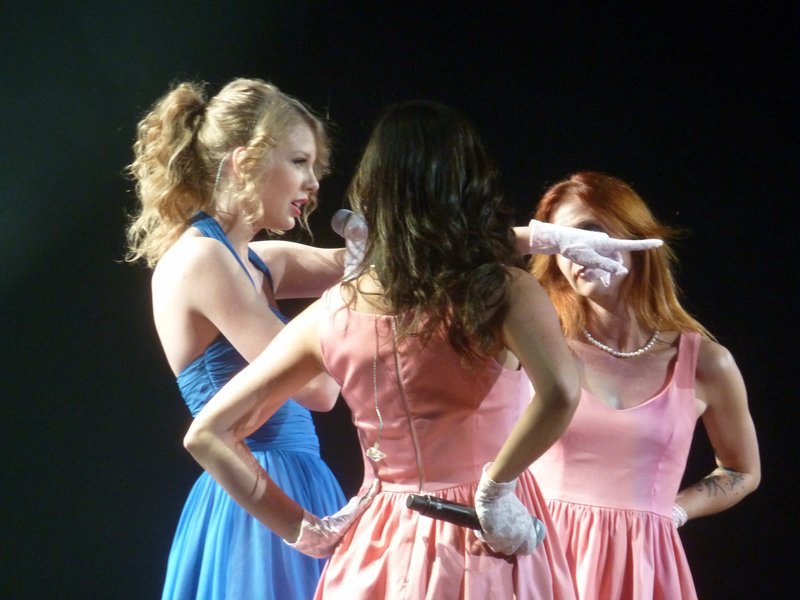 Taylor Swift — March 17 - Paris, France — photo 51