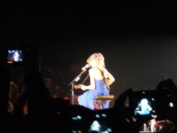 Taylor Swift — March 17 - Paris, France — photo 54