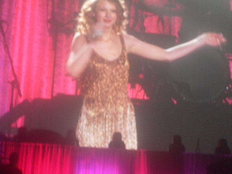 Taylor Swift — March 19 - Madrid, Spain — photo 2
