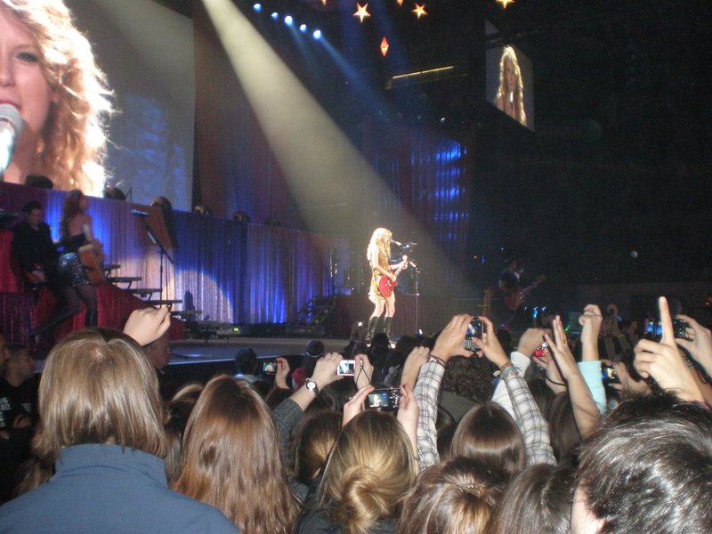 Taylor Swift — March 19 - Madrid, Spain — photo 3