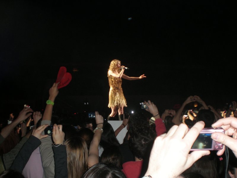 Taylor Swift — March 19 - Madrid, Spain — photo 4