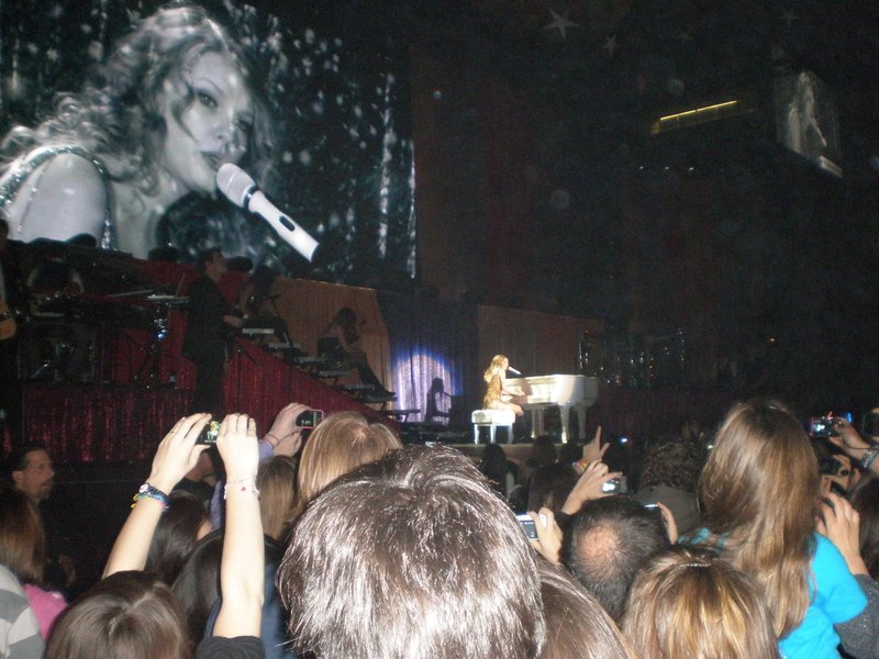 Taylor Swift — March 19 - Madrid, Spain — photo 5