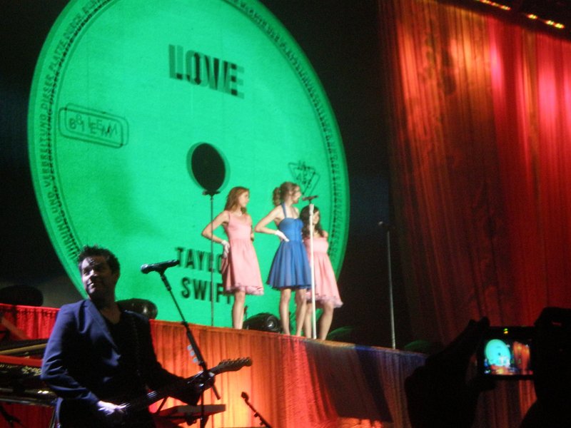 Taylor Swift — March 19 - Madrid, Spain — photo 6