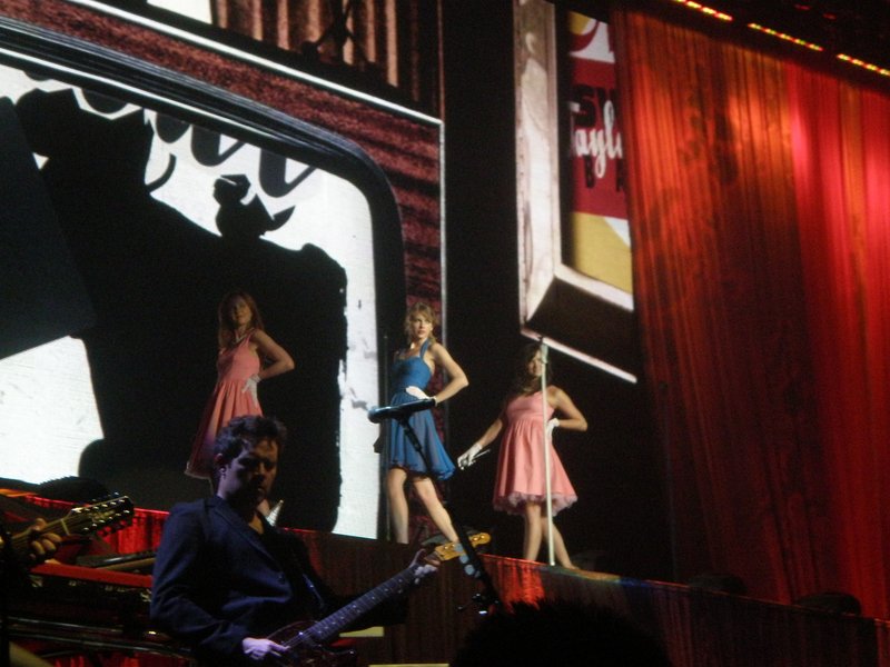 Taylor Swift — March 19 - Madrid, Spain — photo 7