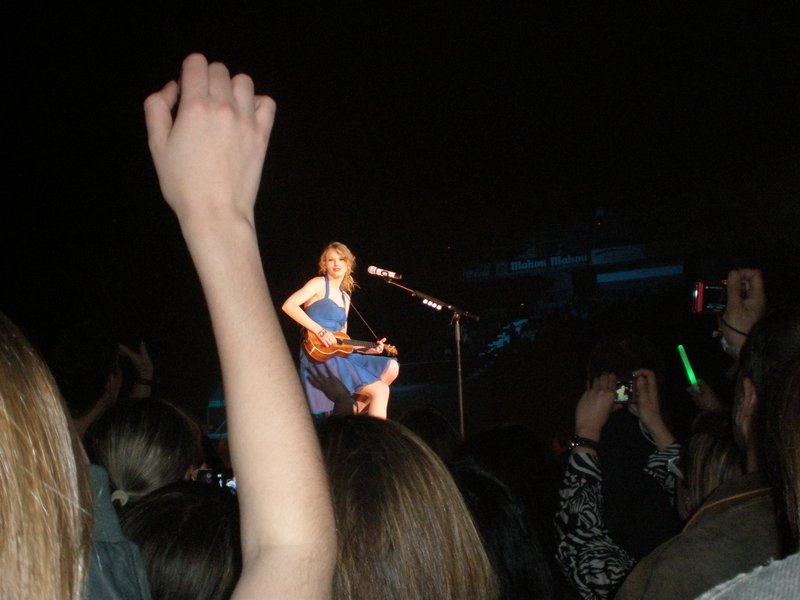 Taylor Swift — March 19 - Madrid, Spain — photo 9