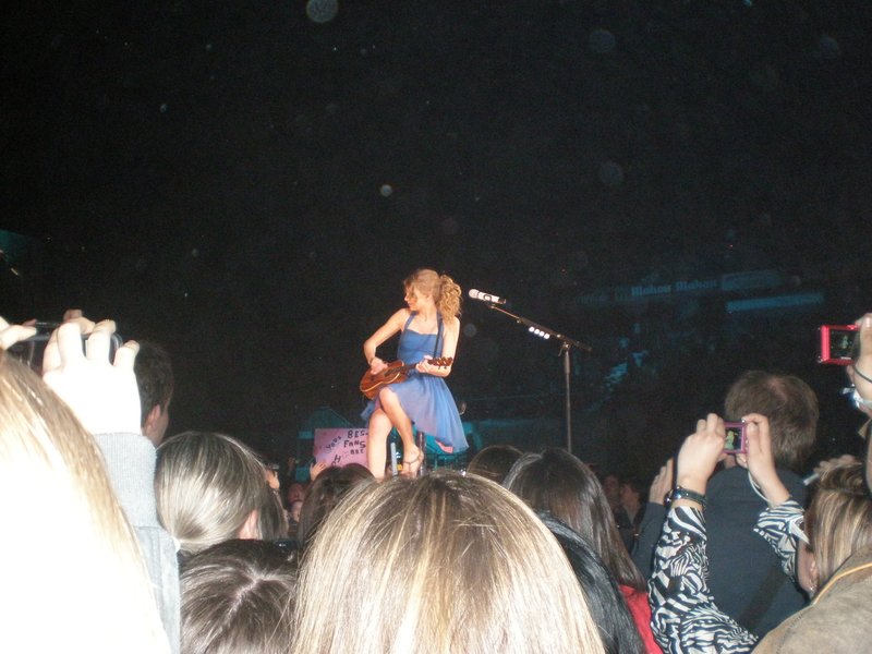 Taylor Swift — March 19 - Madrid, Spain — photo 10