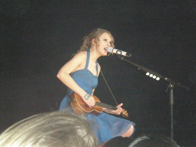 Taylor Swift — March 19 - Madrid, Spain — photo 11