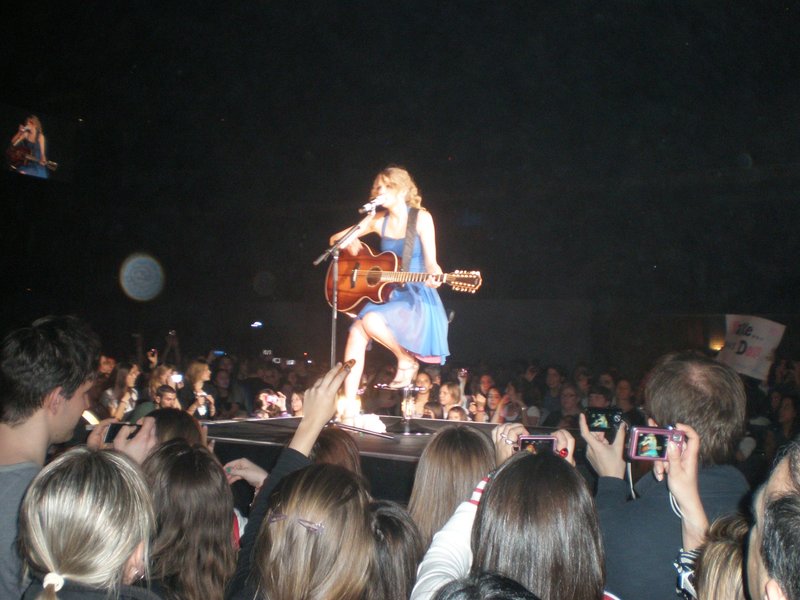 Taylor Swift — March 19 - Madrid, Spain — photo 12