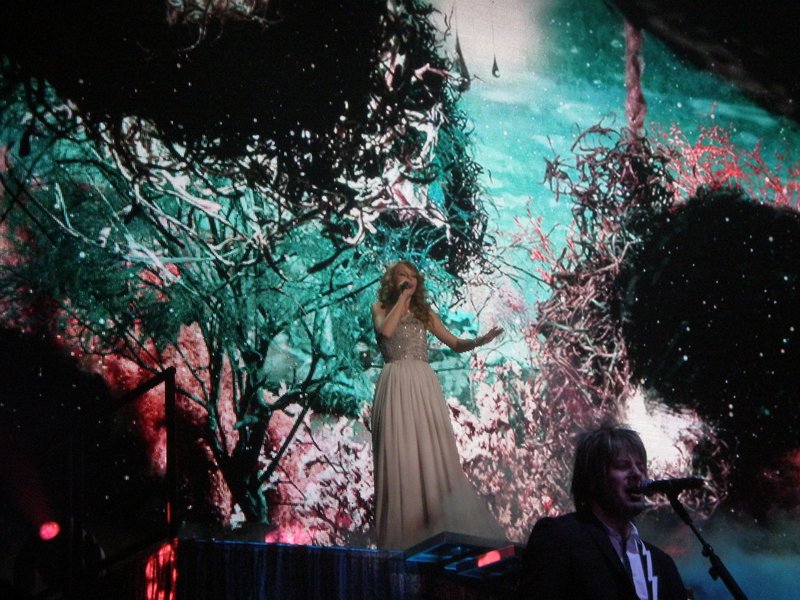 Taylor Swift — March 19 - Madrid, Spain — photo 16