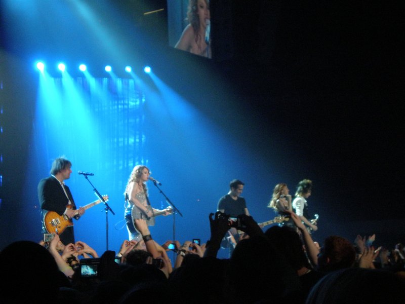 Taylor Swift — March 19 - Madrid, Spain — photo 17