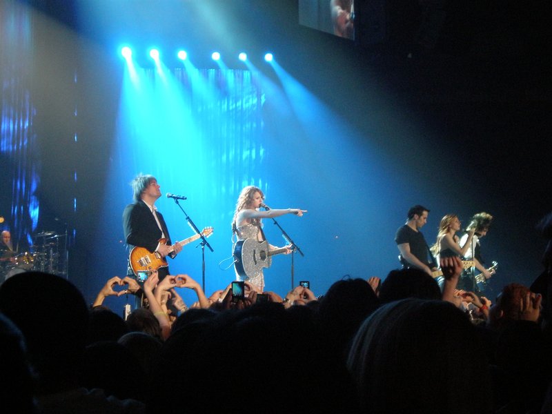 Taylor Swift — March 19 - Madrid, Spain — photo 18