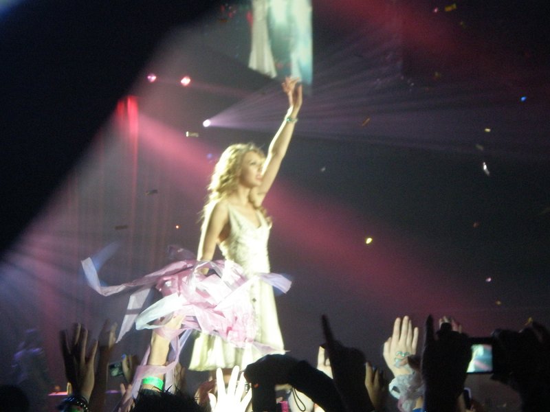 Taylor Swift — March 19 - Madrid, Spain — photo 23