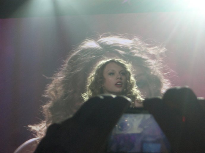 Taylor Swift — March 19 - Madrid, Spain — photo 26