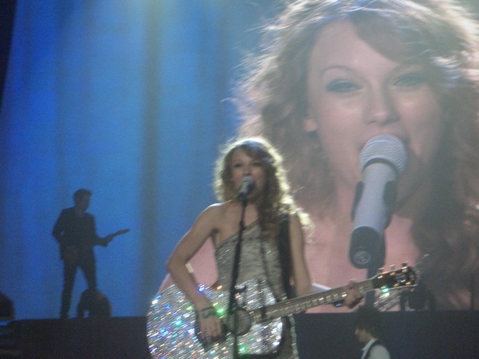 Taylor Swift — March 19 - Madrid, Spain — photo 34