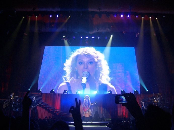 Taylor Swift — March 19 - Madrid, Spain — photo 35