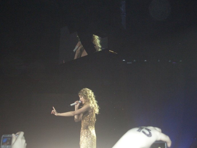 Taylor Swift — March 19 - Madrid, Spain — photo 38