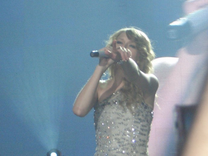 Taylor Swift — March 19 - Madrid, Spain — photo 43