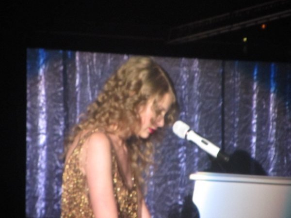 Taylor Swift — March 19 - Madrid, Spain — photo 53