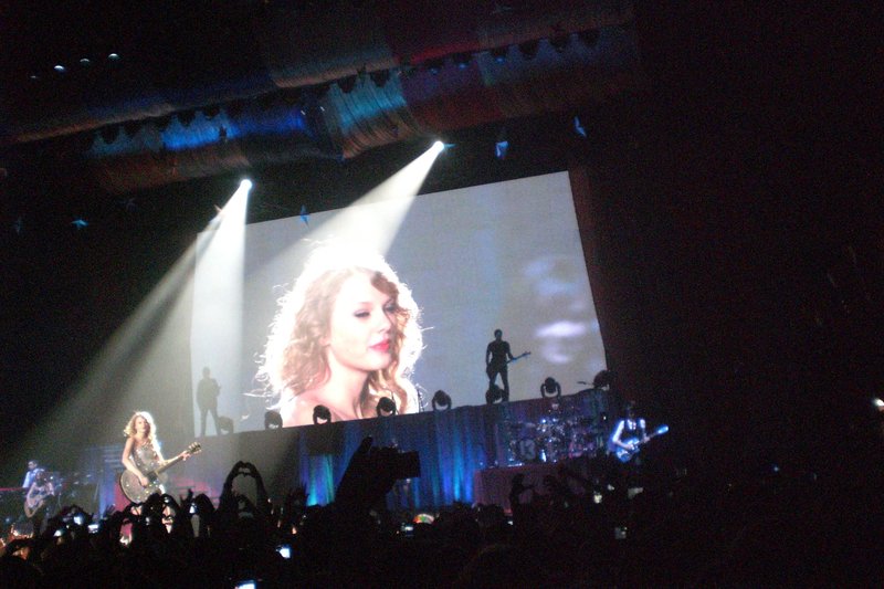 Taylor Swift — March 19 - Madrid, Spain — photo 74