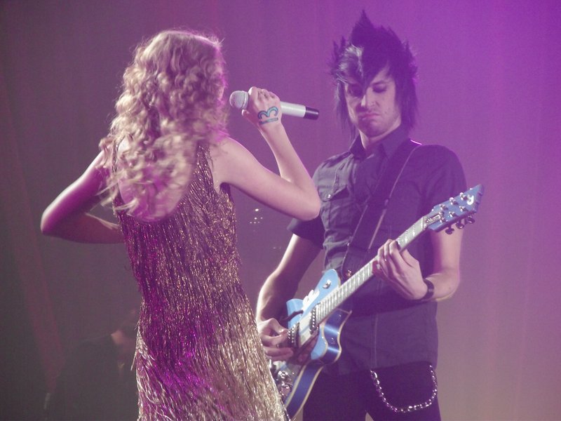 Taylor Swift — March 25 - Belfast, Northern Ireland — photo 2