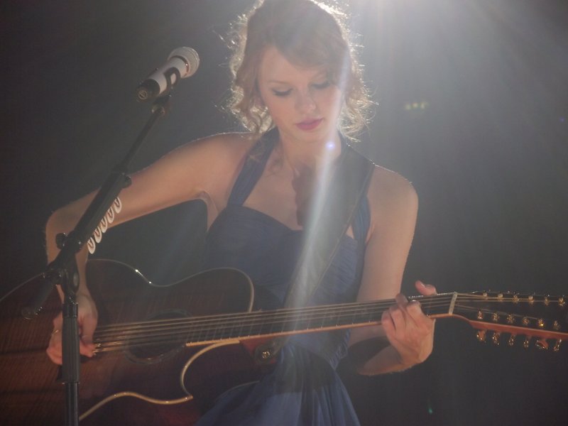 Taylor Swift — March 25 - Belfast, Northern Ireland — photo 3