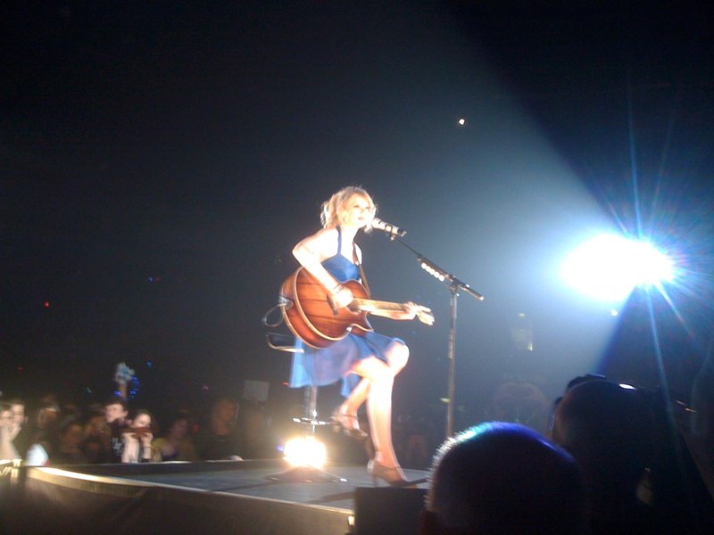 Taylor Swift — March 25 - Belfast, Northern Ireland — photo 4
