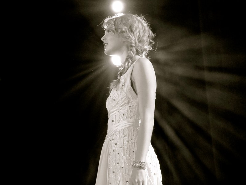 Taylor Swift — March 25 - Belfast, Northern Ireland — photo 5