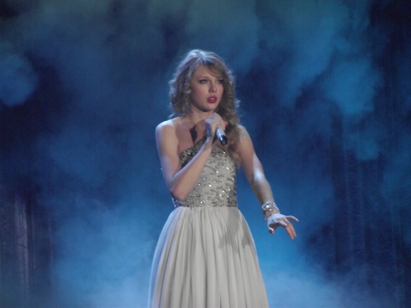 Taylor Swift — March 25 - Belfast, Northern Ireland — photo 8