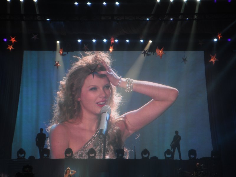 Taylor Swift — March 25 - Belfast, Northern Ireland — photo 10