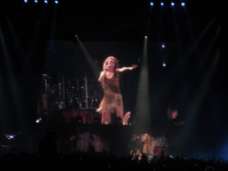 Taylor Swift — March 25 - Belfast, Northern Ireland — photo 12