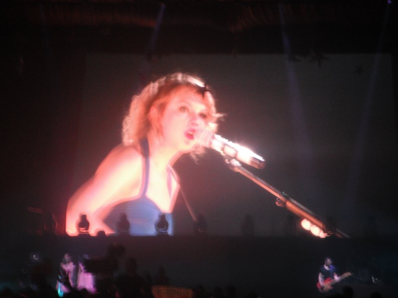 Taylor Swift — March 25 - Belfast, Northern Ireland — photo 13