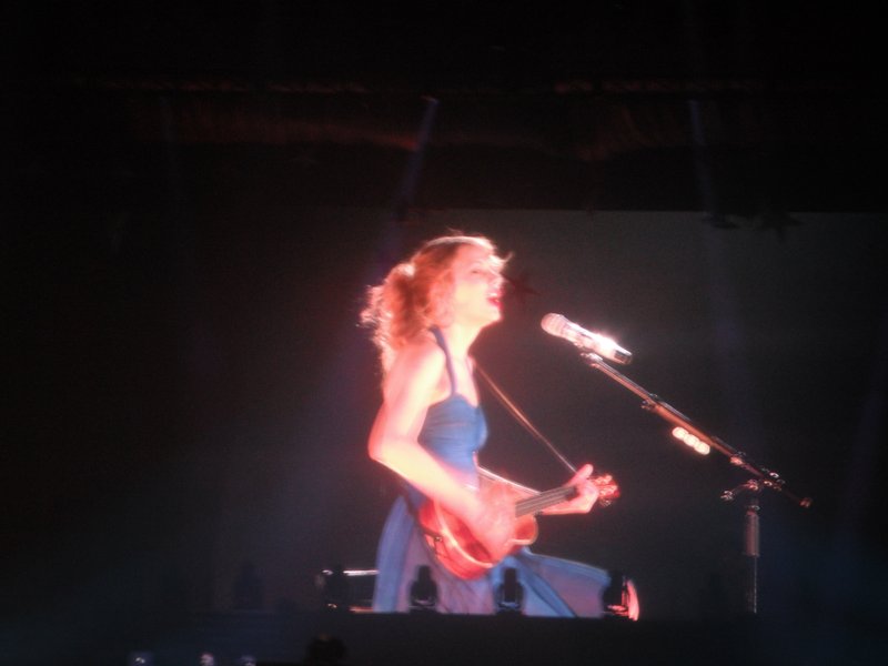Taylor Swift — March 25 - Belfast, Northern Ireland — photo 14