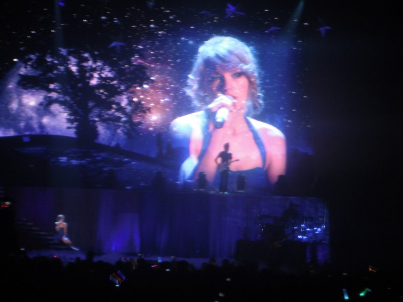 Taylor Swift — March 25 - Belfast, Northern Ireland — photo 15