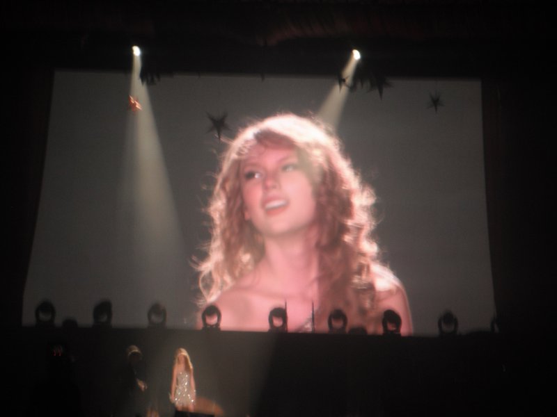 Taylor Swift — March 25 - Belfast, Northern Ireland — photo 16