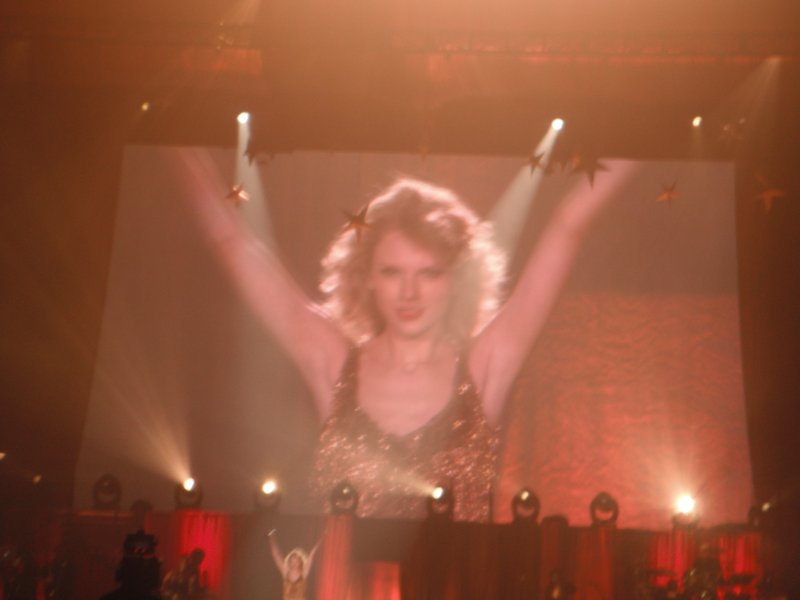Taylor Swift — March 25 - Belfast, Northern Ireland — photo 17