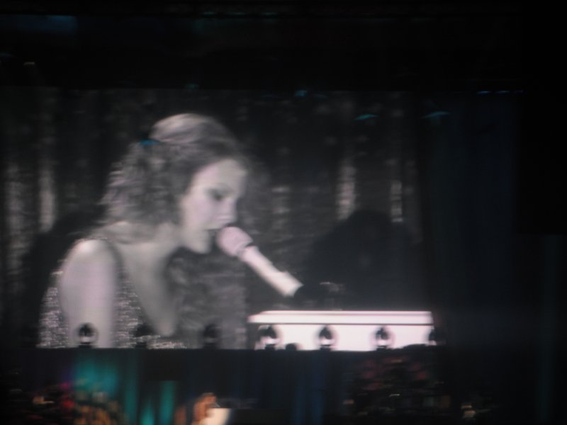 Taylor Swift — March 25 - Belfast, Northern Ireland — photo 19