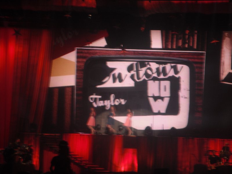 Taylor Swift — March 25 - Belfast, Northern Ireland — photo 20