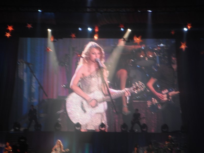 Taylor Swift — March 25 - Belfast, Northern Ireland — photo 21