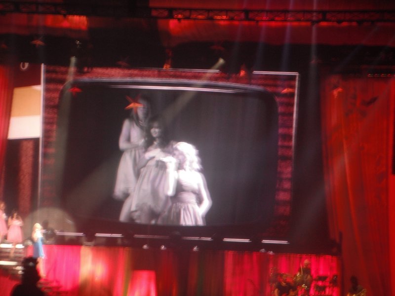 Taylor Swift — March 25 - Belfast, Northern Ireland — photo 22