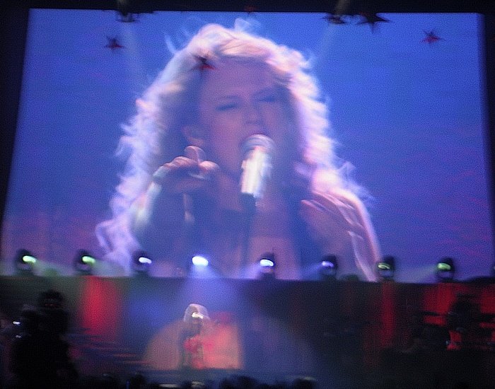 Taylor Swift — March 25 - Belfast, Northern Ireland — photo 23
