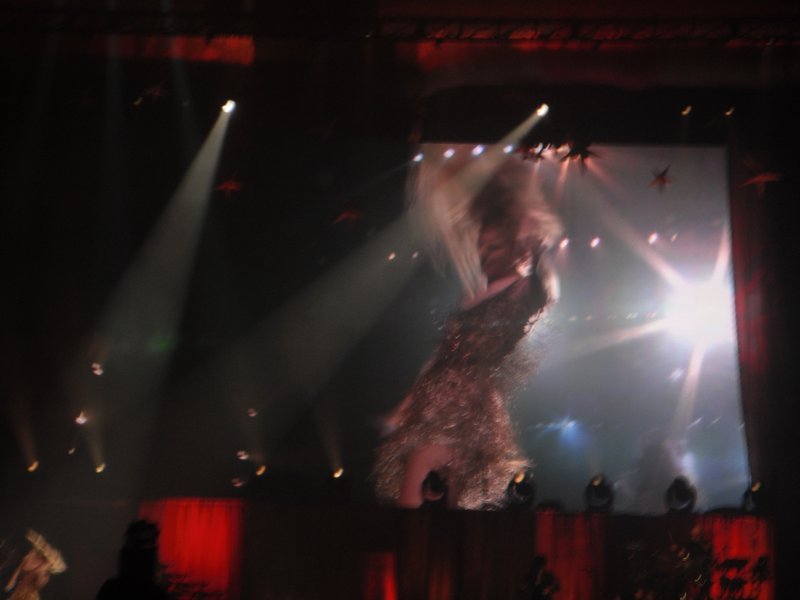 Taylor Swift — March 25 - Belfast, Northern Ireland — photo 24