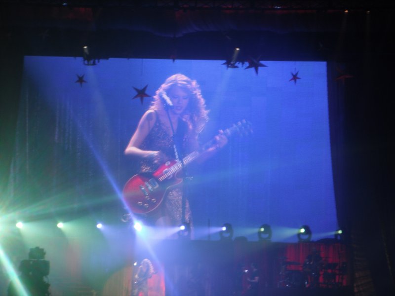 Taylor Swift — March 25 - Belfast, Northern Ireland — photo 25